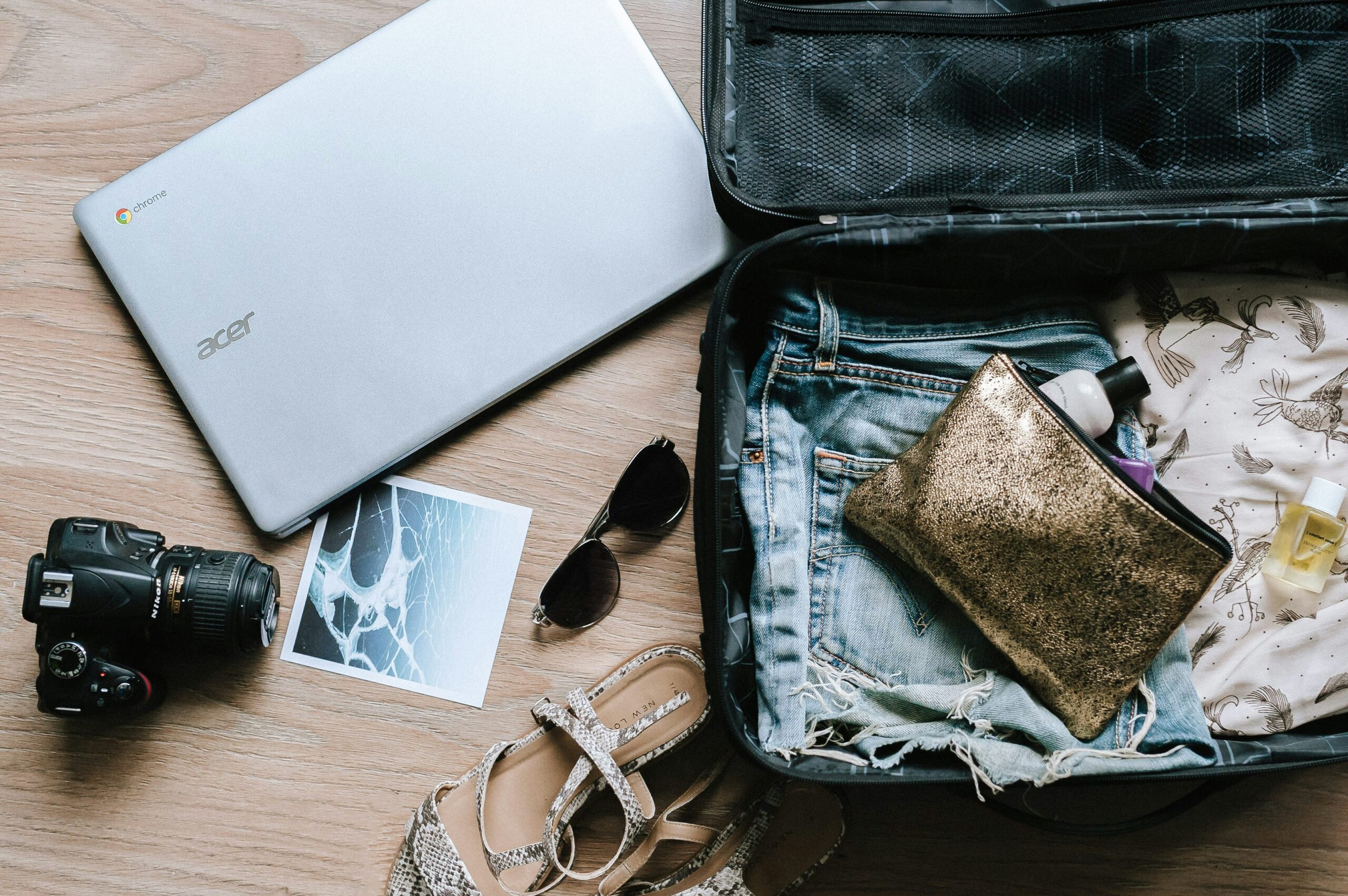 travel bag with camera in Riyadh